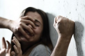Un bărbat şi-a acuzat nevasta că îl înşală şi a ucis-o cu 300 de lovituri de cuţit, apoi s-a dus să facă duș